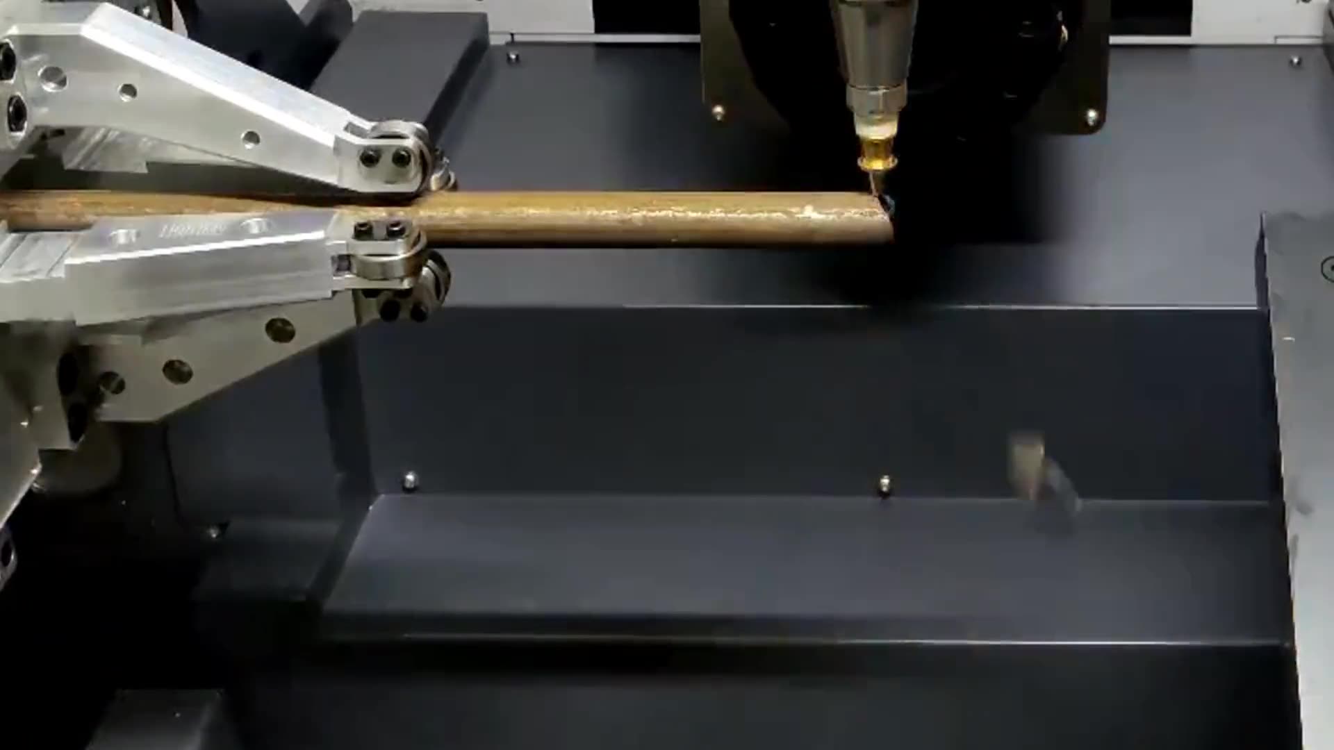 Large-diameter pipe in a tube laser chuck